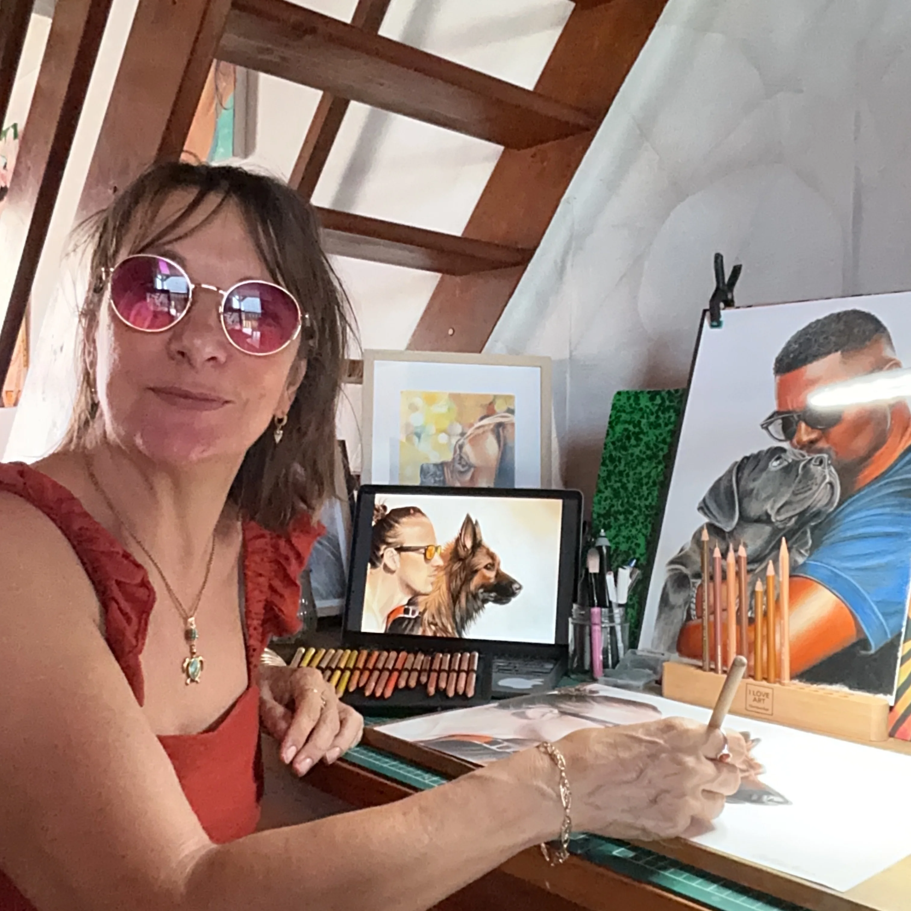 Cellestine en train de dessiner